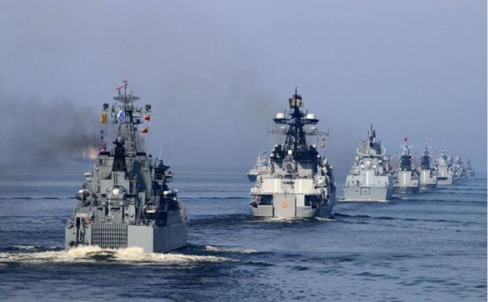 Ruske vojne ladje med letno parado v Kronstadtu, 28. 7. 2019. (Xinhua/Lin Jian)