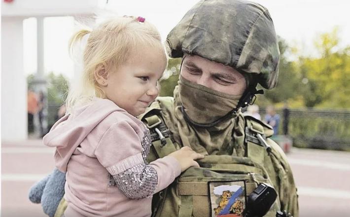 Ruski vojaki otroke rešujejo Vir:Telegram