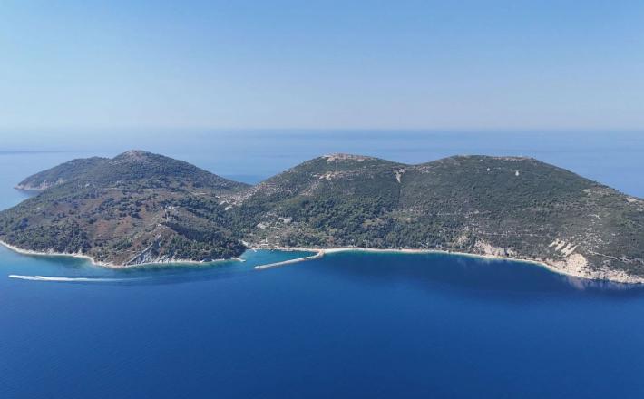 Naj spomnimo, da je albanska vlada podjetju, povezanemu s Trumpovim zetom Jaredom Kushnerjem, podelila status strateškega vlagatelja zaradi gradnje veličastnega turističnega letovišča na Sazanu. V Albaniji so potekale demonstracije proti temu projektu, Ivanka Trump pa te dni trdi, da je otok odkrila po naključju. Vir: X, posnetek zaslona