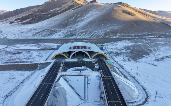 Vhod v predor Tianshan Shengli na avtocesti Urumqi-Yuli, 26. 12. 2025. (Xinhua/Hu Huhu)