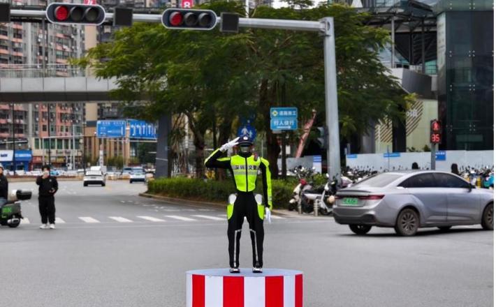 Robotski policist med delom, Šenžen 6. marca 2026. (Prometna policija Šenžena/ Xinhua)