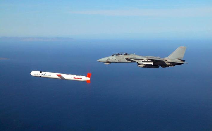 Ameriški lovec ob raketi Tomahawk