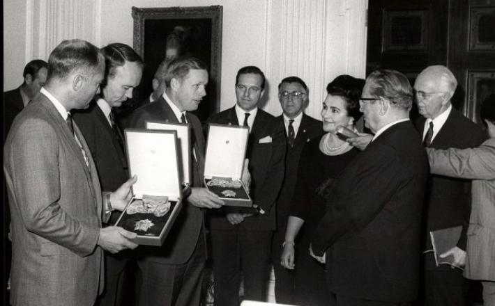 Tito odlikuje tri ameriške astronavte  1969