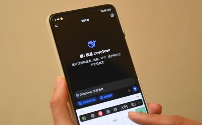 Oseba uporablja aplikacijo DeepSeek na mobilnem telefonu 17. februarja 2025. (Xinhua/Huang Zongzhi)