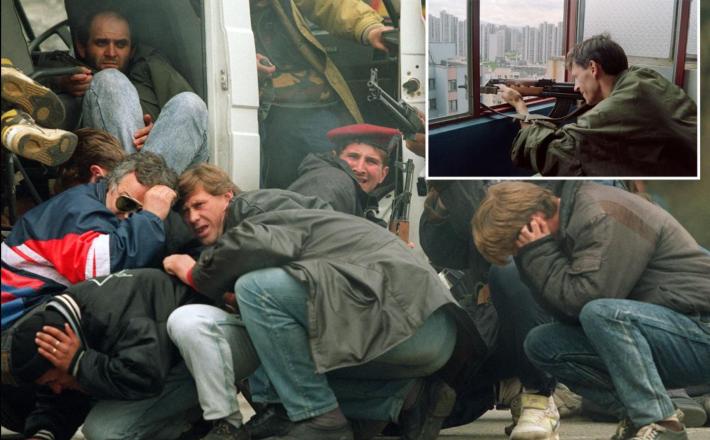 Režija? Civilisti prestrašeni, vojak pa miren, saj je »odporen na krogle«? Vir: X, posnetek zaslona Režija? Civilisti prestrašeni, vojak pa miren in odporen na krogle Vir: X