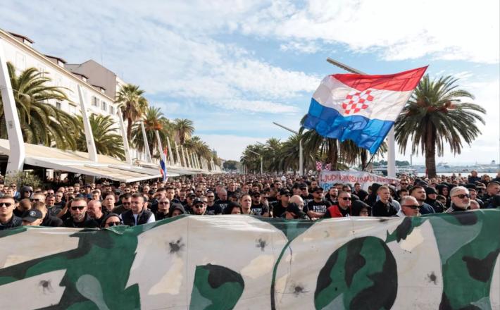 Sinoči je, po shodu v Splitu, preprečen še en napad, tokrat na mlade srbske karateiste v Reki – »proti koncu tekmovanja smo opazili skupino ljudi s kapucami, ki so bili ob avtobusu srbske ekipe«, je povedal predsednik Hrvaške karate zveze Davor Cipek. Vir: Posnetek zaslona, X