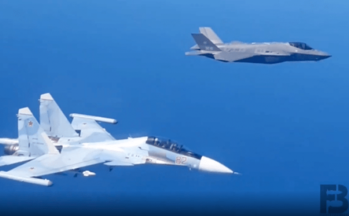 Rusko letalo Su-30 in ameriško F-35  Vir: Instagram, posnetek zaslona