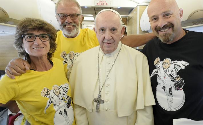 Papež z novinarji z majicami z napisom Superpapež - Vir:Pixell