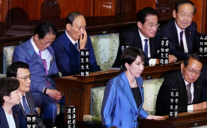 Sanae Takaiči na zasedanju  predstavniškega doma v Tokiu, 21. 10. 2025