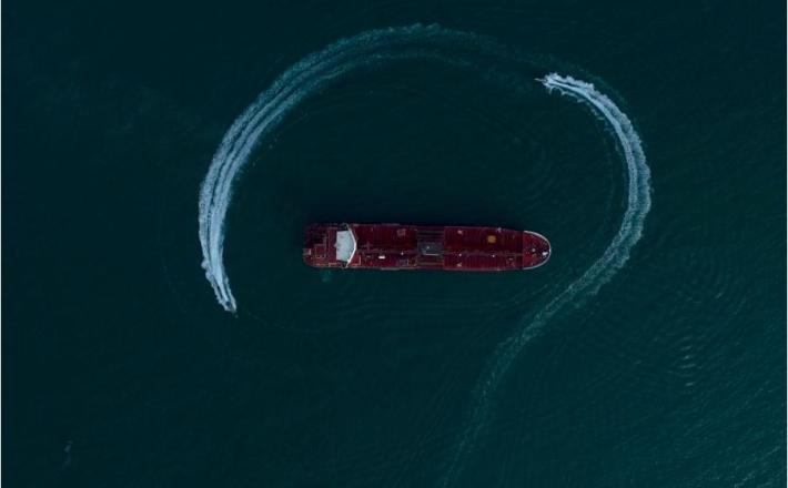 Tanker Stena Impero, obkrožen s čolni IRGC v Hormuški ožini. (Morteza Akhoundi/ISNA/Xinhua)