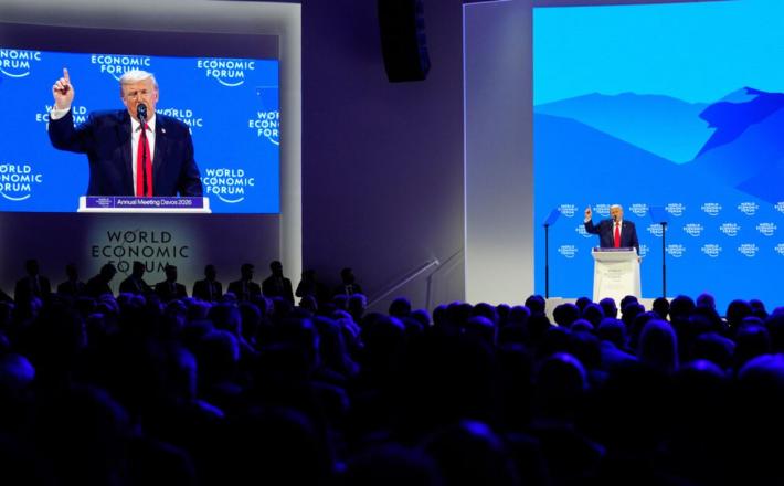 Imate izbiro: rečite »da« in potem bomo to cenili, ali pa rečite »ne« in si bomo to zapomnili, je dejal ameriški predsednik zbranim v Davosu. »Če ne bi bilo nas, bi vsi govorili nemško in morda japonsko,« je dodal. Vir: X, posnetek zaslona