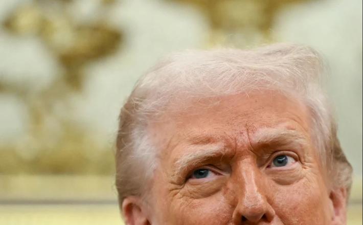 Iran naključno izstreljuje rakete na sosednje države, medtem ko Trump izgublja nadzor nad situacijo. Vojna proti Iranu je povzročila svetovno paniko, blokado več kot 300 ladij v Hormuški ožini in skok cen nafte, kar še posebej prizadene ZDA. Vir: Posnetek zaslona, X