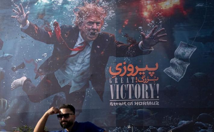Teheran napoveduje nadaljnje zaostrovanje ukrepov okoli Hormuške ožine, sekretar Vrhovnega sveta za nacionalno varnost pa trdi, da so se ameriške vojne ladje umaknile po uporabi nove vrste protiladijske rakete. Vir: Posnetek zaslona, X