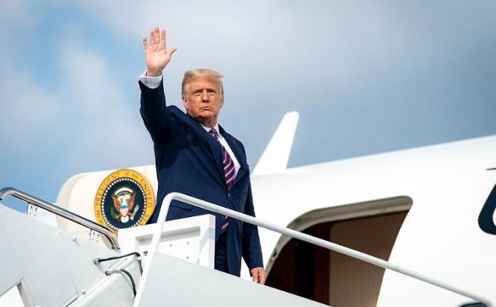 Trump pozdravlja ob letalo Air Force One Vir: commons.wikimedia.org
