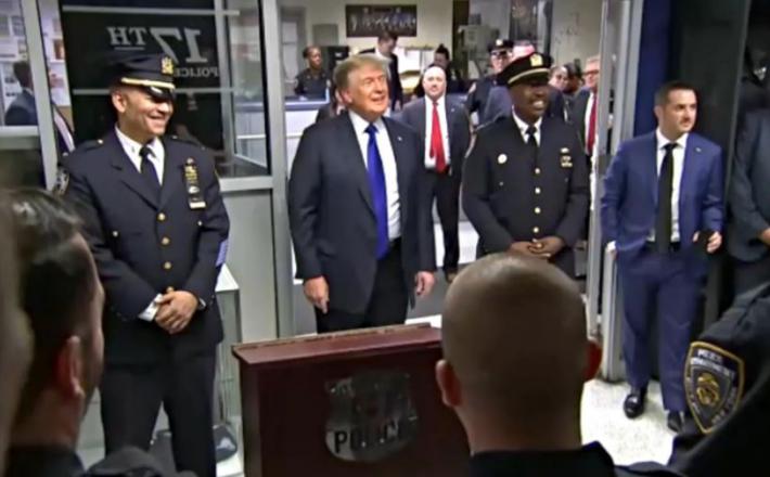 Donald Trump na sedežu policije v New Yorku Vir: Fox News, posnetek zaslona