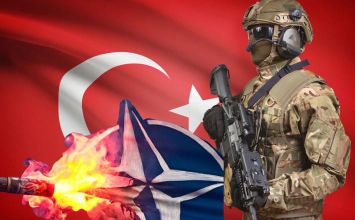 Turški vojak opazuje sežig simbola zveze Nato...