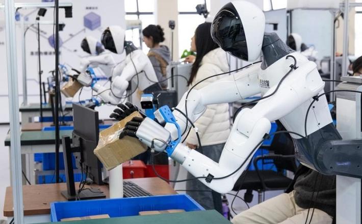 Roboti v centru Wuhan East Lake 4. 12. 2025. (Xinhua/Xiao Yijiu)