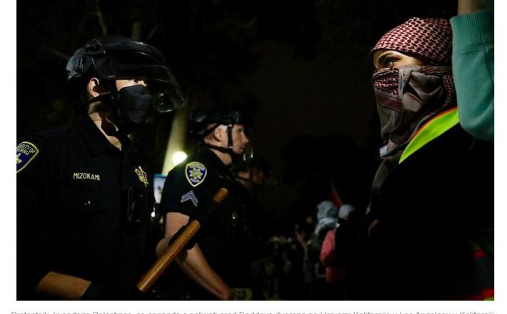 Protestnik in policist iz oči v oči na UCLA Vir: Xinhua