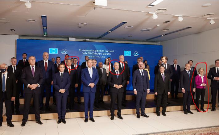 Ursula se ne druži s fašisti: Predsednica Evropske komisije na skupinski fotografiji zbežala daleč s