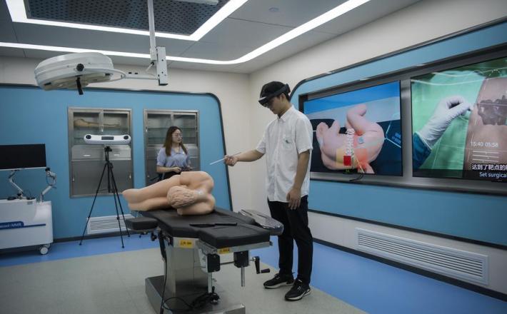 Uslužbenec demonstrira platformo za digitalno kirurgijo (Fotografija Xiao Benxiang/Xinhua)