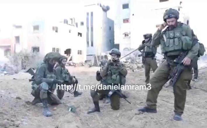 Izraelski vojak obdaruje svojo hčerko - z uničenjem zgradbe v Gazi...