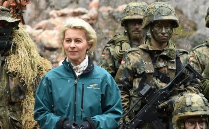 Nemška ministrica za obrambo z vojaki