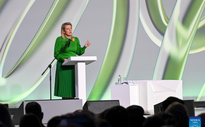 Marija Zaharova na „Dialogu o lažnih novicah 3.0” v Moskvi, Rusija, 29. 10.2025 (Xinhua/Hao Jianwei)