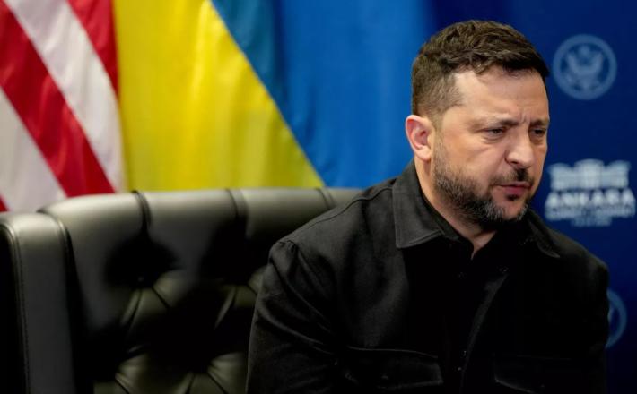 »Da, seveda je pokvarjenec in prevarant, ampak medtem se vojna nadaljuje, denar kaplja v žepe vojaško-industrijskega kompleksa. In ne le, da kaplja, ampak teče v potokih – zato je zaenkrat še tam,« meni nekdanji ukrajinski premier. Vir: Posnetek zaslona, X
