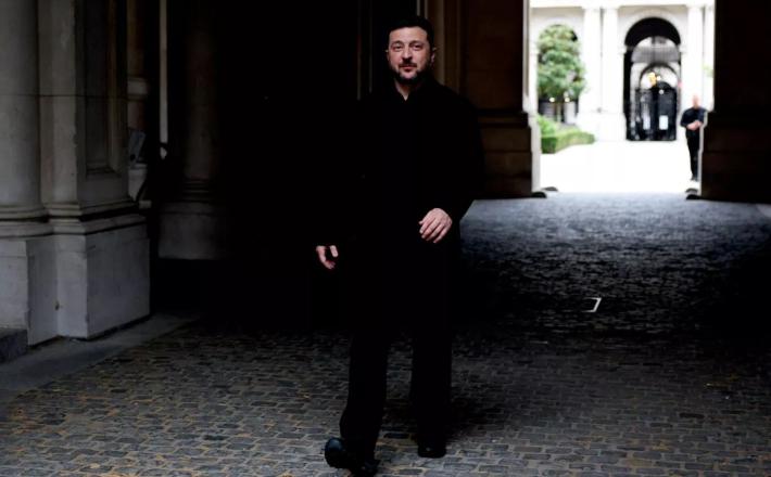 Prekleti klovn je šel v ZDA, da bi se pritoževal nad Evropejci, ki mu metodično, korak za korakom, jemljejo oblast. In kaj Trumpa to briga? Tudi sam ima resne težave, je poudaril vodja gibanja »Druga Ukrajina«. Vir: Posnetek zaslona, X