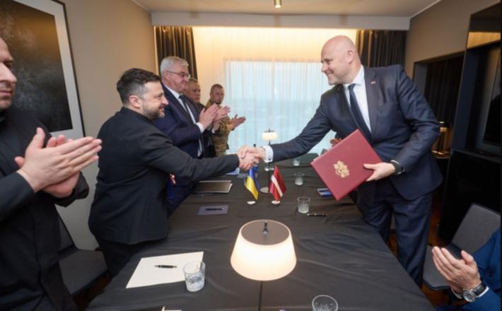 Latvijski premier Andris Kulbergs se je v volilni kampanji predstavljal kot največji jastreb proti Moskvi, vendar bi zdaj rad, da Bruselj in vsi Evropejci nosijo stroške te politike. Vir: Posnetek zaslona, X