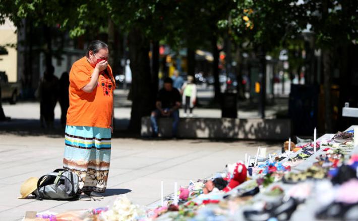 Ženska žaluje zaradi otrok, Vancouver  Vir: CBS, posnetek zaslona,Twitter