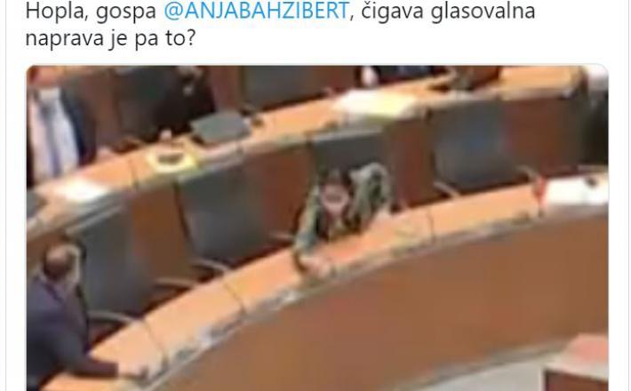 Anja Boh Žibert med tacanjem po napačnih tipkah...