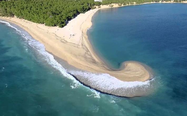 Zlatni rat pri Bolu na Braču 