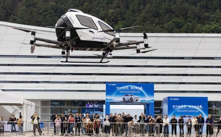 Letalo z navpičnim vzletom (eVTOL) v mestu Yibin 13.11. 2025. (Vir: Peng Minxiang/Xinhua)