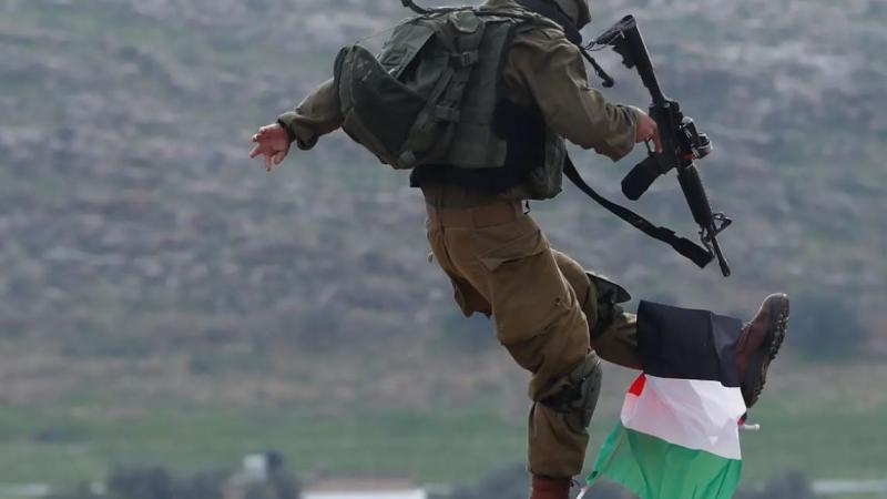 Izraelski vojak brca palestinsko zastavo
