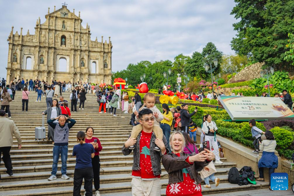 Turisti pred ruševinami cerkve Sv. Pavla na Macau