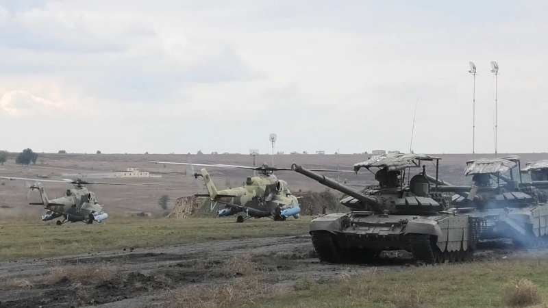 Ruski tanki s "pokrivali"  Vir: Twitter