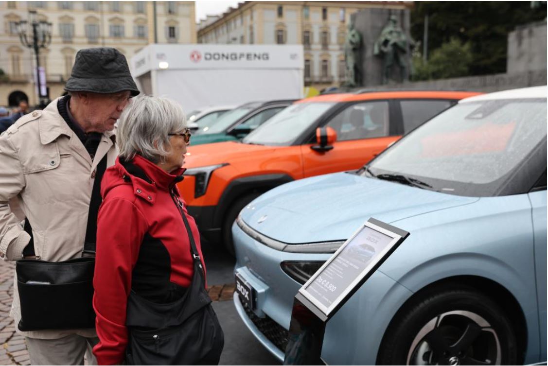 Obiskovalci si ogledujejo razstavljene avtomobile kitajskega avtomobilskega proizvajalca Dongfeng med avtomobilskim salonom 2025 v Torinu v Italiji, 26. septembra 2025. (Xinhua/Li Jing)