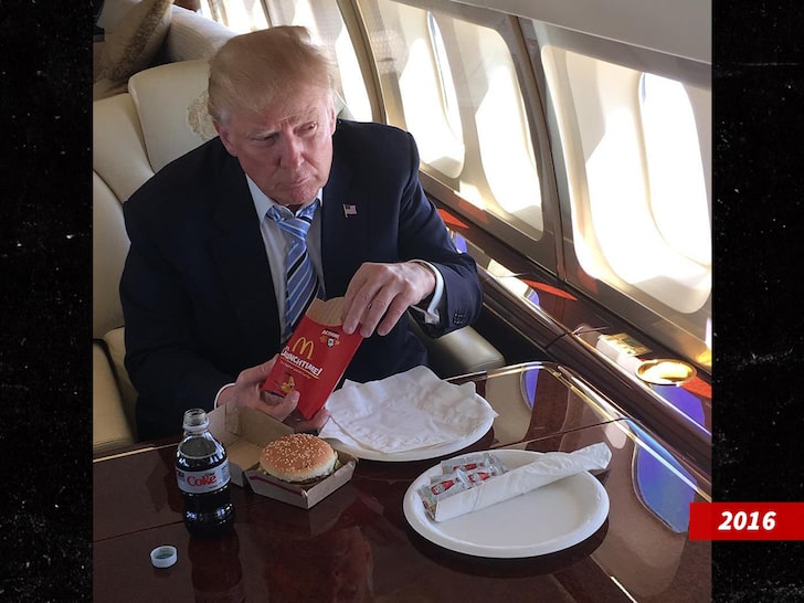 Trump malica hamburger v svojem 757  Vir: Twitter