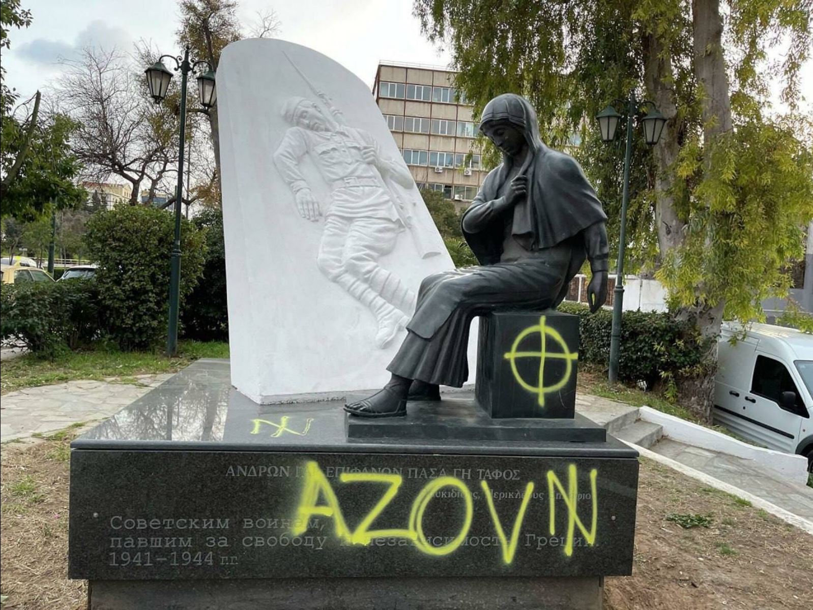 Ukrajinski prebežniki v Solunu oskrnuli spomenik sovjetskim vojakom padlim za svobodo Grčije. Vir: Posnetek zaslona, Twitter