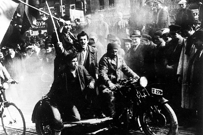 Veselje ljudi ob uspešnem državnem udar 27. marca 1941 v Beogradu