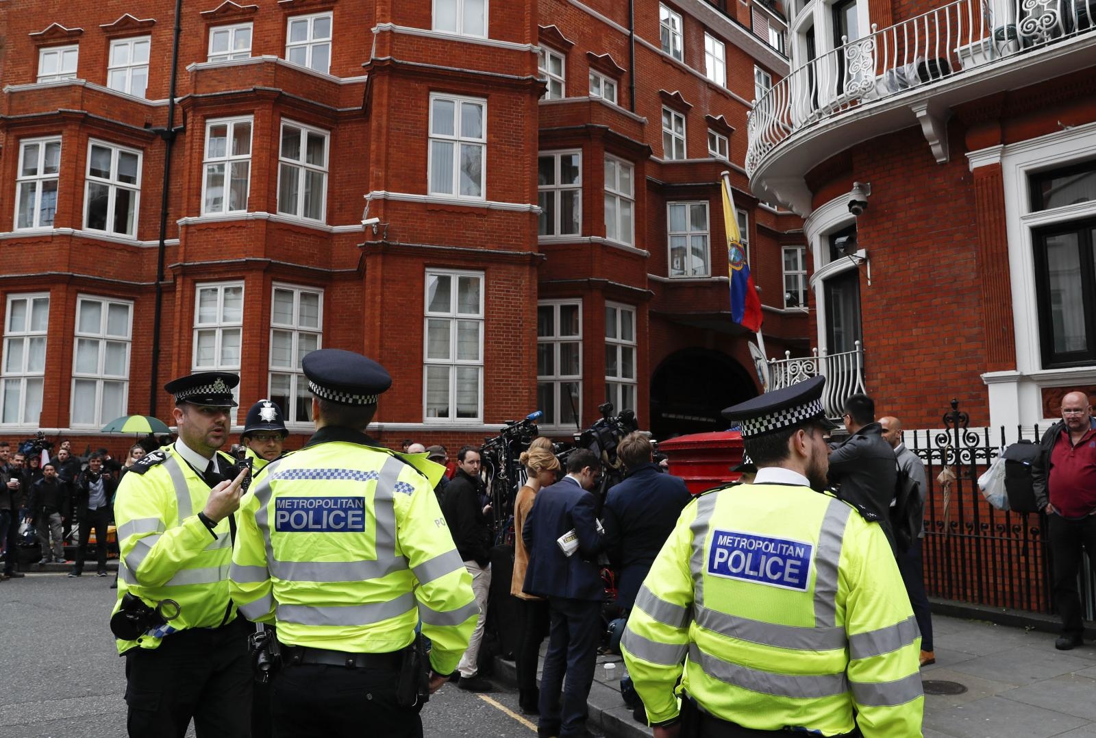 Assange - policija pred ekvadorskim veleposlaništvom v Londonu