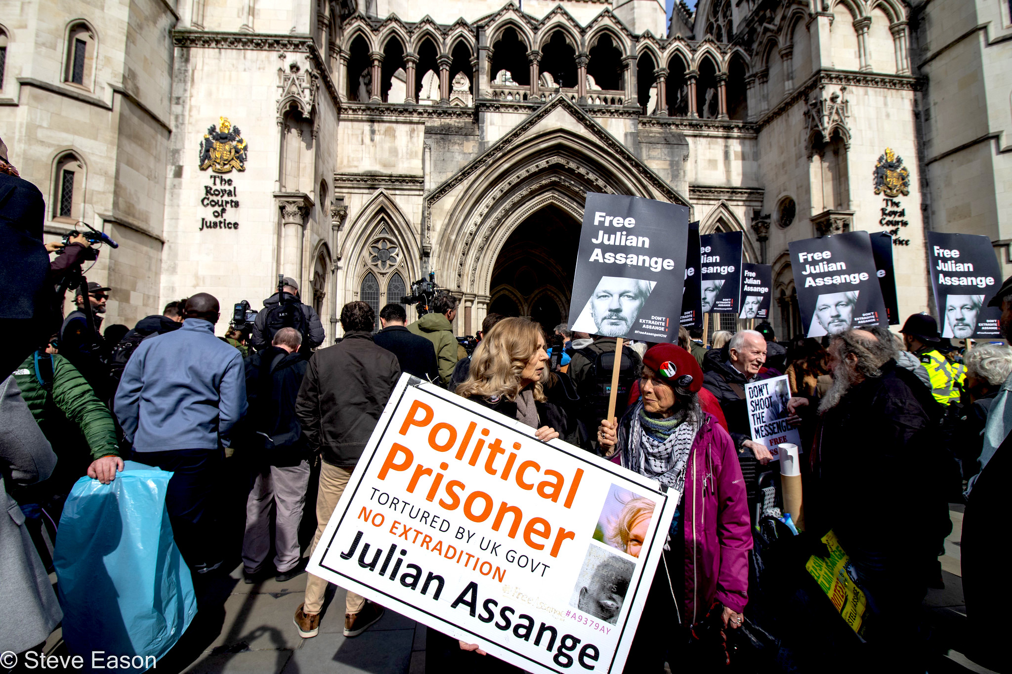 Assangeovi podporniki pred kraljevim sodiščem v Londonu v torek. (Steve Eason, Flickr, CC BY-NC 2.0)