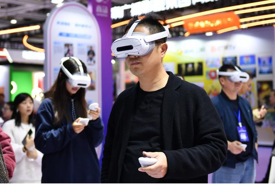 Preizkus VR opreme v mestu Changsha 12. 11.2025. (Xinhua/Chen Zhenhai)