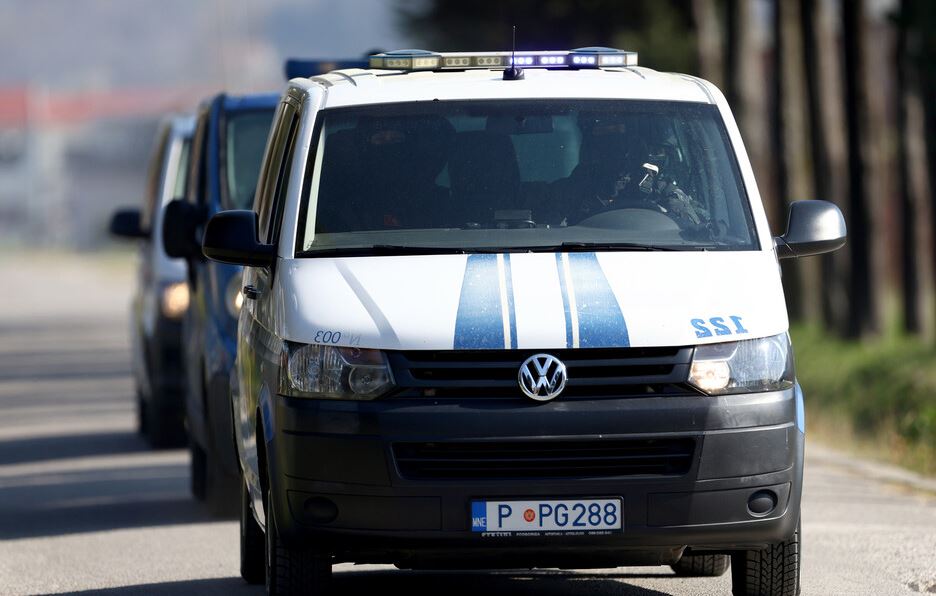 Potem ko je bilo v podgoriškem naselju Mareza nedavno pridržanih več kot 50 tujcev, od katerih so jih devet aretirali, Nebojša Medojević trdi, da povezave te skupine z »vodjo kartela DPS« kažejo na organiziran hibridni napad na ameriške diplomatske predstavnike v Črni gori. Vir: X, posnetek zaslona