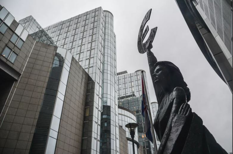 De Wever je opozoril, da »reparacijsko posojilo« za Ukrajino, ki temelji na zamrznjenih ruskih sredstvih, prinaša znatna finančna in gospodarska tveganja ter da bi lahko uporaba ruskih sredstev pomenila kršitev mednarodnega prava. Vir: X, posnetek zaslona