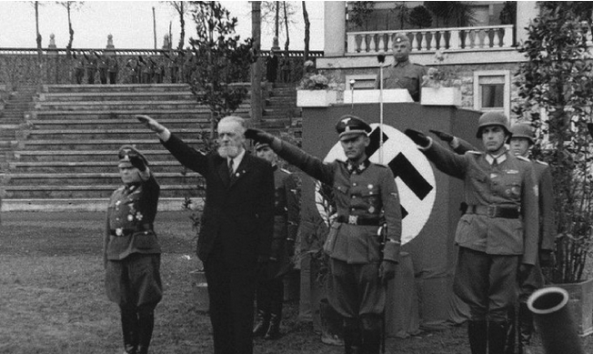 V nacističen pozdrav iztegnjena roka domobranskega generala Rupnika. Vir: Arhiv