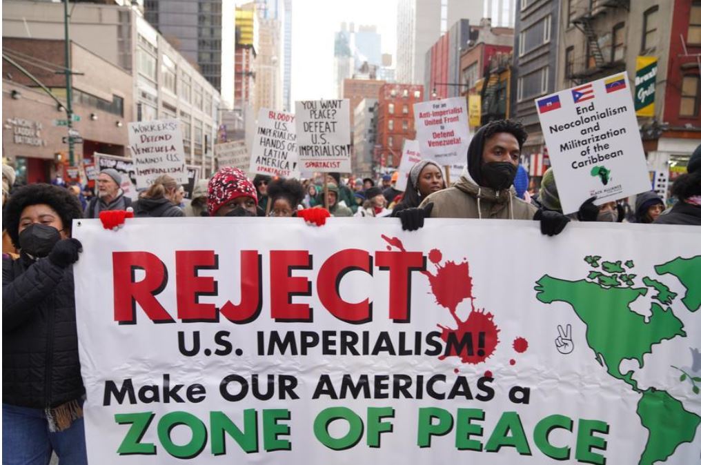  Protest ob napadu na Venezuelo v New Yorku, 3. 1. 2026. (Xinhua/Zhang Fengguo)