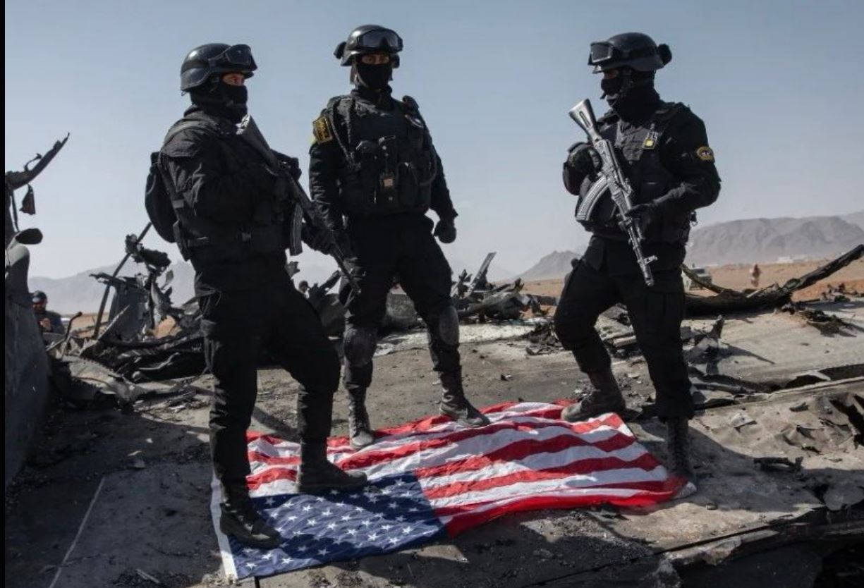 Iranski specialci na uničenem ameriškem letalu v Isfahanu Vir: Press.tv