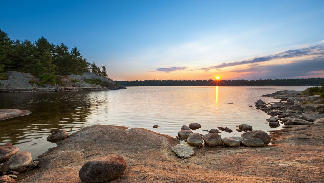 Jezero Ontario bi lahko postalo najnovejša žrtev trgovinske vojne med ZDA in Kanado. Ontario pa grozi z začasno ustavitvijo izvoza električne energije v Ameriko: Naj si Trump priskrbi veliko število baterij! Vir: Posnetek zaslona, X